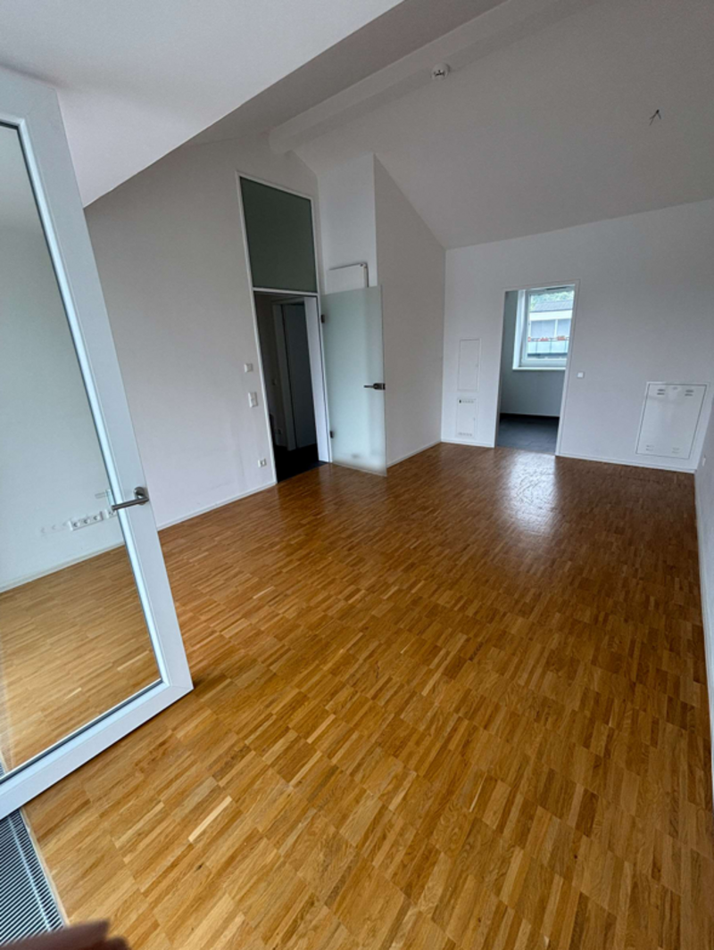 Luftig Wohnen im Neubau: Düsseldorf Rath / Interessentin hat mit Gürsel am 14.08 besichtigt