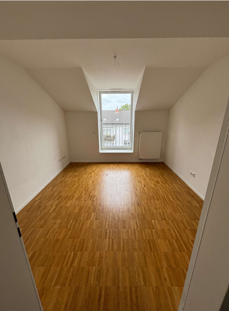 Luftig Wohnen im Neubau: Düsseldorf Rath / Interessentin hat mit Gürsel am 14.08 besichtigt