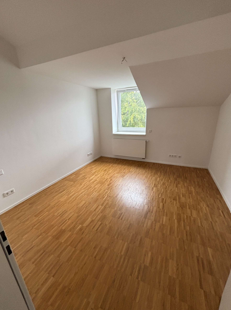 Luftig Wohnen im Neubau: Düsseldorf Rath / Interessentin hat mit Gürsel am 14.08 besichtigt